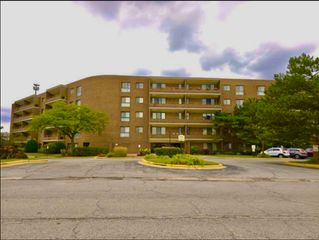 7 E CARRIAGEWAY Drive 311, Hazel Crest, IL 60429