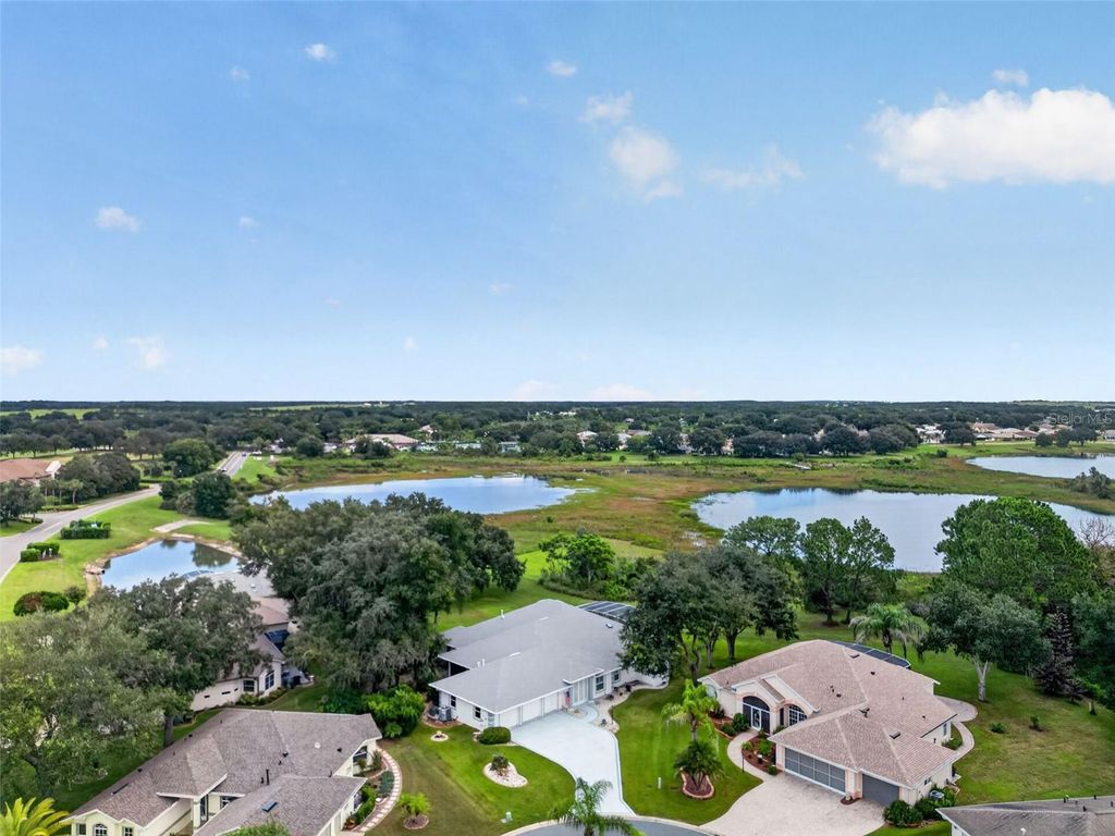 Image 4 of property listing at 5409 ESSEX COURT, Leesburg, FL 34748