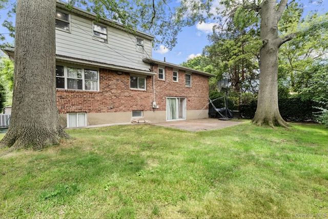 9 Ash Place, New Hyde Park, NY 11040
