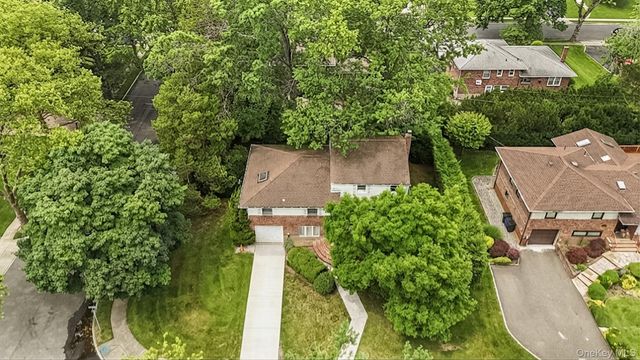 9 Ash Place, New Hyde Park, NY 11040