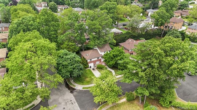 9 Ash Place, New Hyde Park, NY 11040