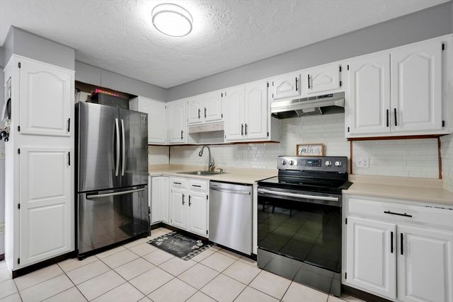 82 Neponset St B, Canton, MA 02021
