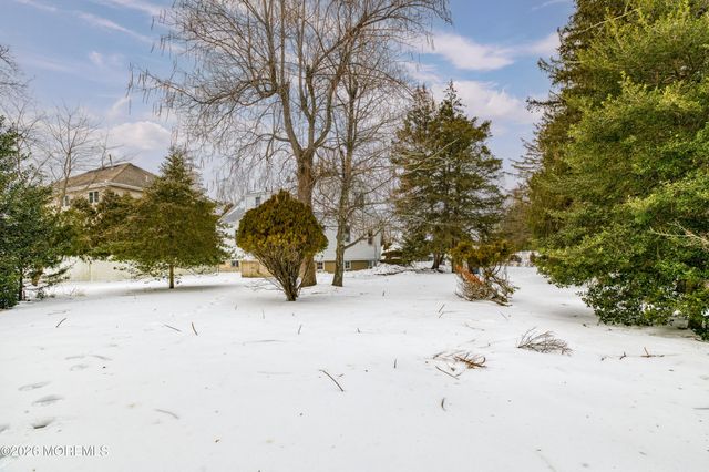 432 W Park Avenue, Oakhurst, NJ 07755