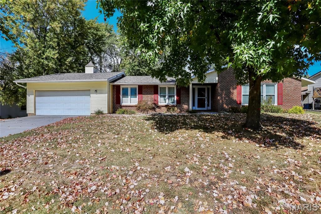 Image 1 of property listing at 104 Lake Point Drive, St Peters, MO 63376