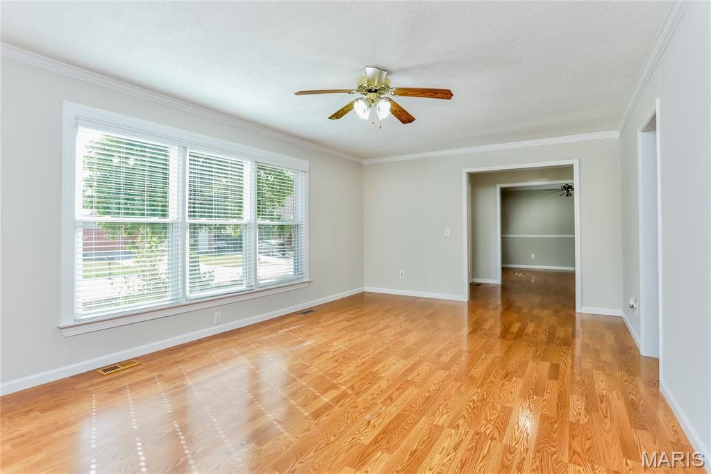 Image 2 of property listing at 104 Lake Point Drive, St Peters, MO 63376