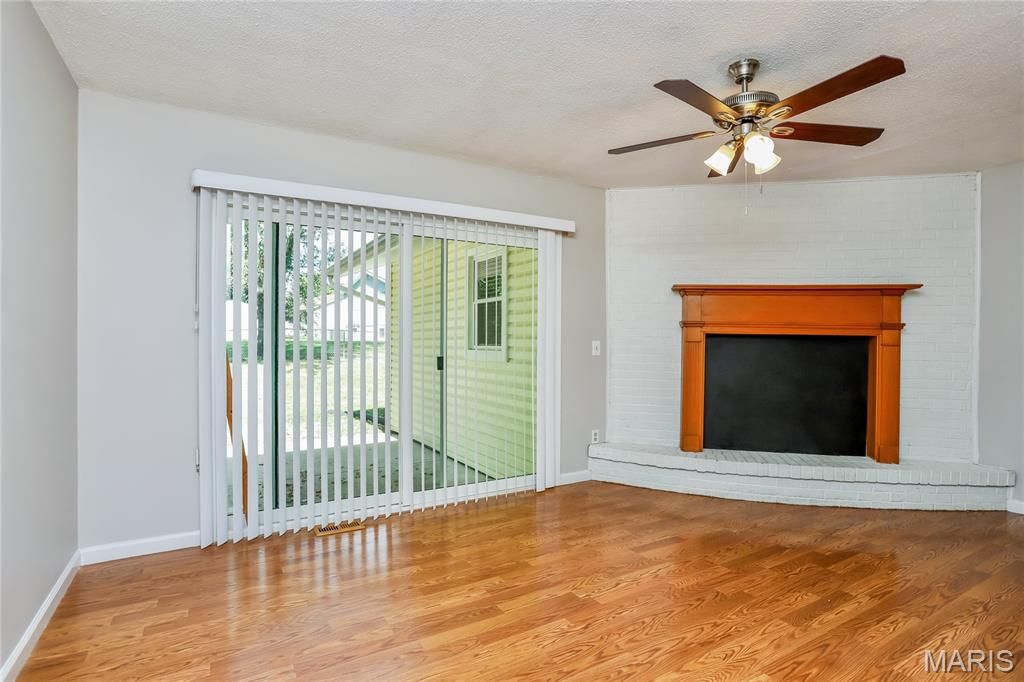 Image 4 of property listing at 104 Lake Point Drive, St Peters, MO 63376