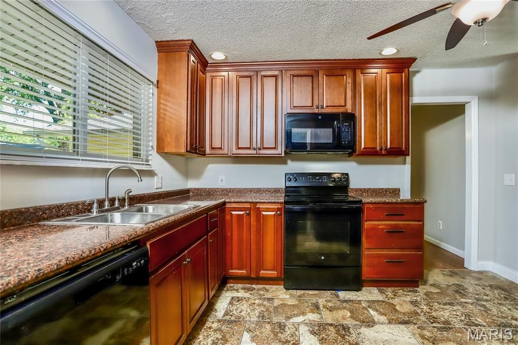 Image 5 of property listing at 104 Lake Point Drive, St Peters, MO 63376