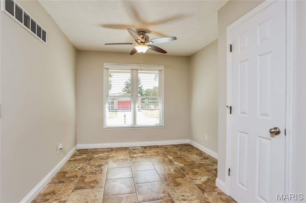 Image 7 of property listing at 104 Lake Point Drive, St Peters, MO 63376