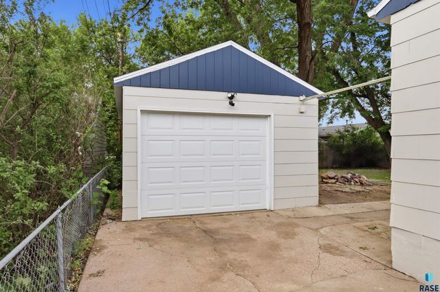 1305 W Thompson Dr Drive, Sioux Falls, SD 57105