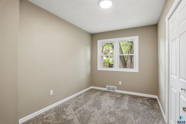1305 W Thompson Dr Drive, Sioux Falls, SD 57105