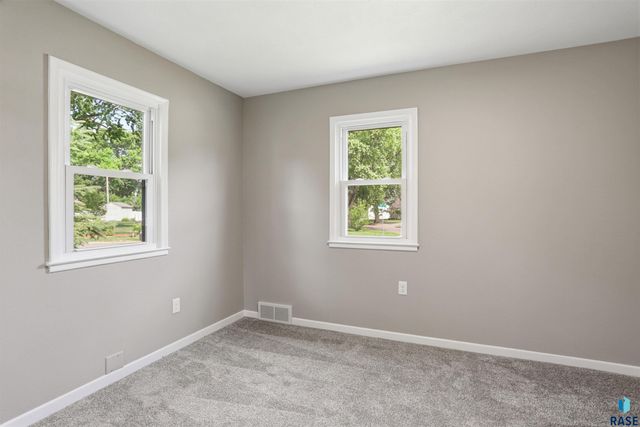 1305 W Thompson Dr Drive, Sioux Falls, SD 57105
