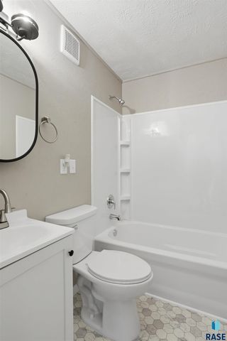 1305 W Thompson Dr Drive, Sioux Falls, SD 57105