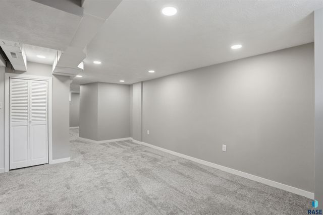 1305 W Thompson Dr Drive, Sioux Falls, SD 57105