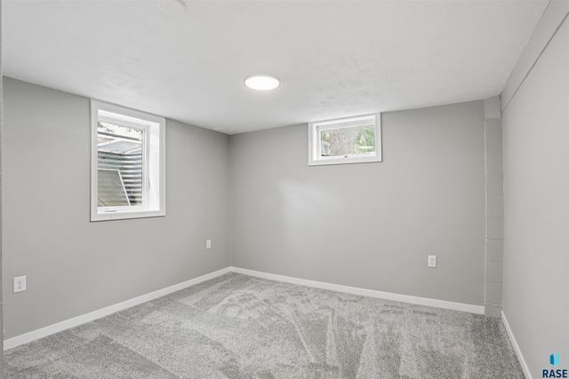1305 W Thompson Dr Drive, Sioux Falls, SD 57105