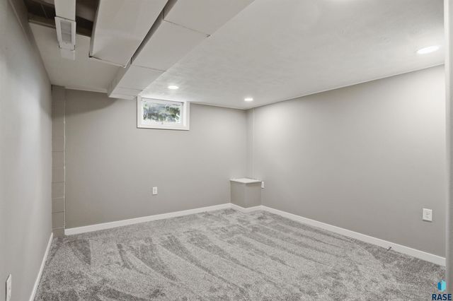 1305 W Thompson Dr Drive, Sioux Falls, SD 57105