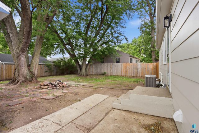 1305 W Thompson Dr Drive, Sioux Falls, SD 57105