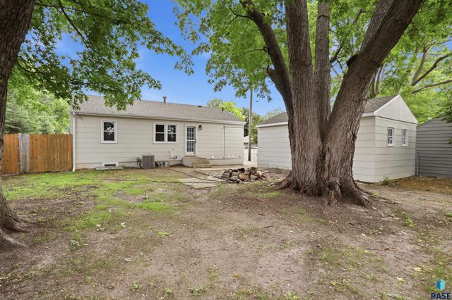 1305 W Thompson Dr Drive, Sioux Falls, SD 57105