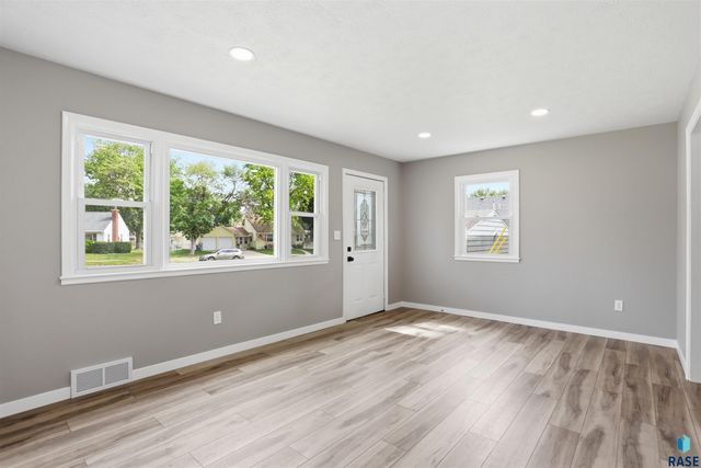 1305 W Thompson Dr Drive, Sioux Falls, SD 57105