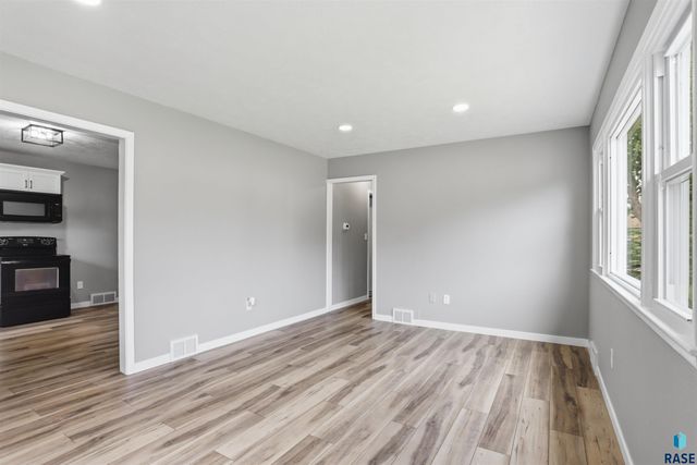 1305 W Thompson Dr Drive, Sioux Falls, SD 57105