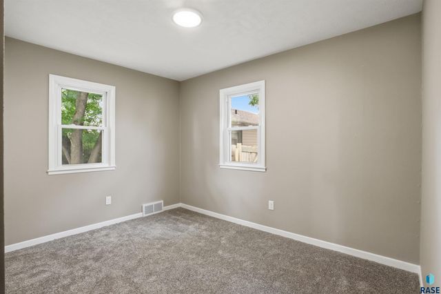 1305 W Thompson Dr Drive, Sioux Falls, SD 57105