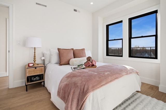 10 Bartlett St 2, Somerville, MA 02145