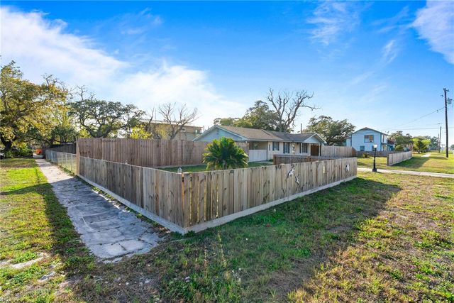 315 W Greenwood Ave, Aransas Pass, TX 78336