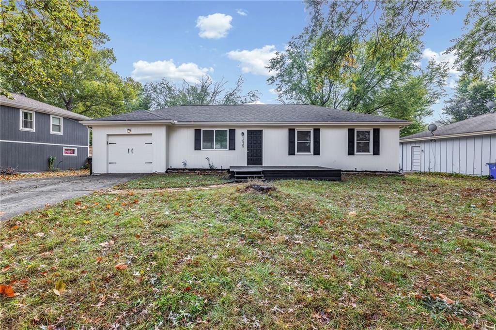 1025 W Fairwood Lane, Olathe, KS 66061