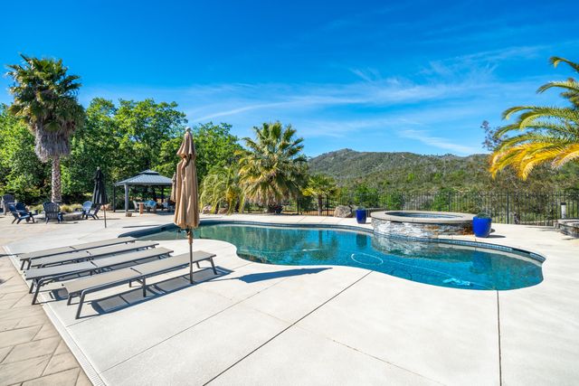 15320 Middletown Park Drive, Redding, CA 96001