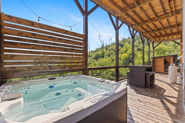 647 Kristis Place, Gatlinburg, TN 37738