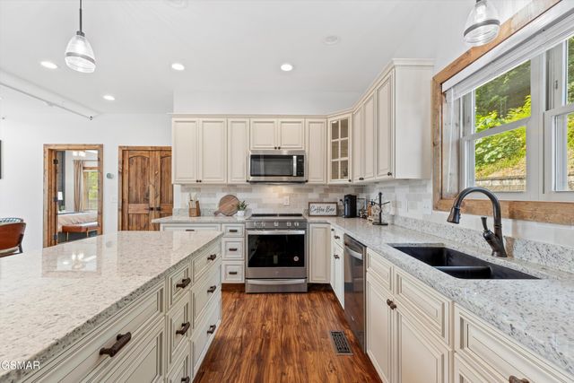 647 Kristis Place, Gatlinburg, TN 37738