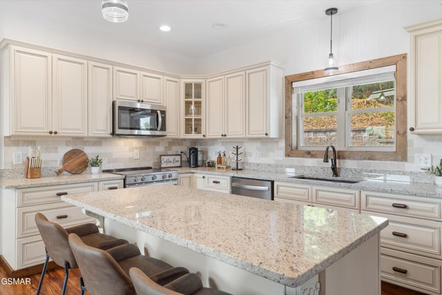 647 Kristis Place, Gatlinburg, TN 37738