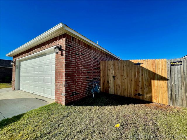 8501 E 162nd Street S, Bixby, OK 74008