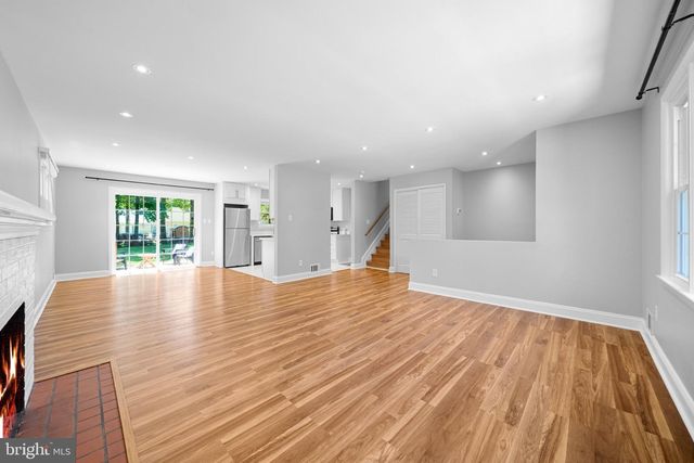 14711 CARLBERN DR, Centreville, VA 20120