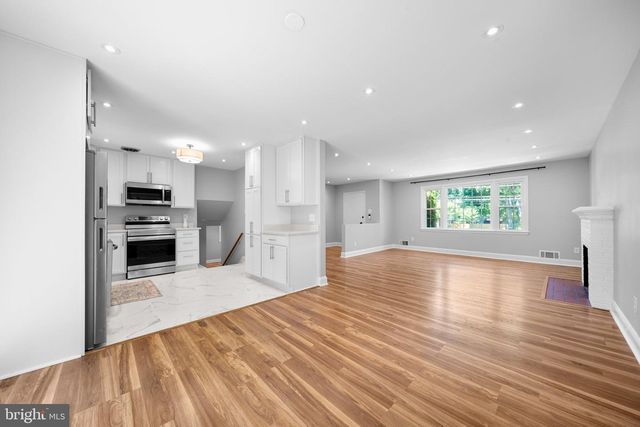 14711 CARLBERN DR, Centreville, VA 20120