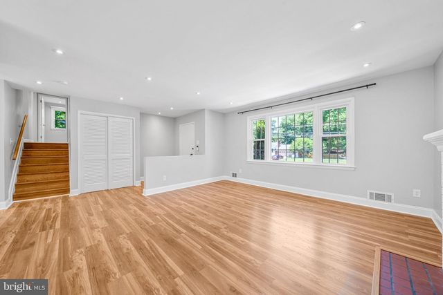 14711 CARLBERN DR, Centreville, VA 20120