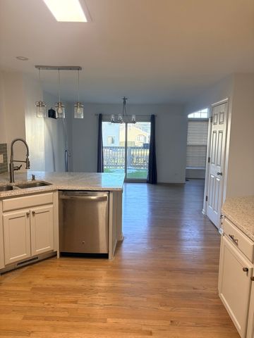 610 Daisy Lane, Roselle, IL 60172