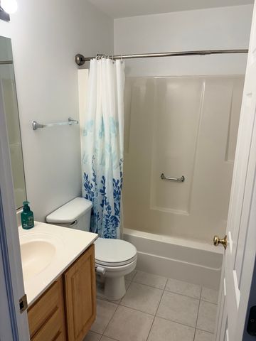 610 Daisy Lane, Roselle, IL 60172