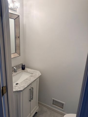 610 Daisy Lane, Roselle, IL 60172