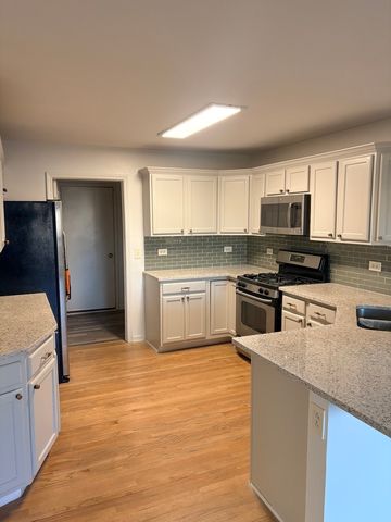 610 Daisy Lane, Roselle, IL 60172