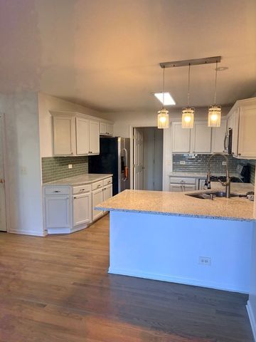 610 Daisy Lane, Roselle, IL 60172