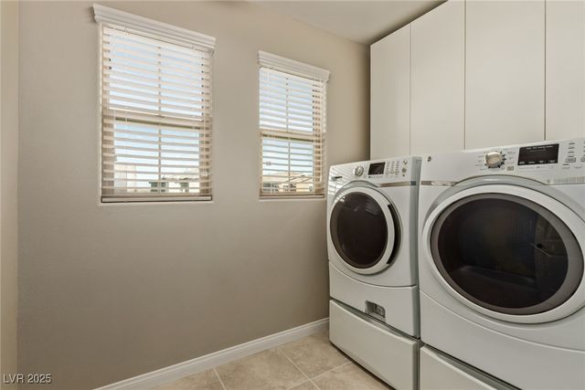 8637 Sparrow Desert Avenue, Las Vegas, NV 89148