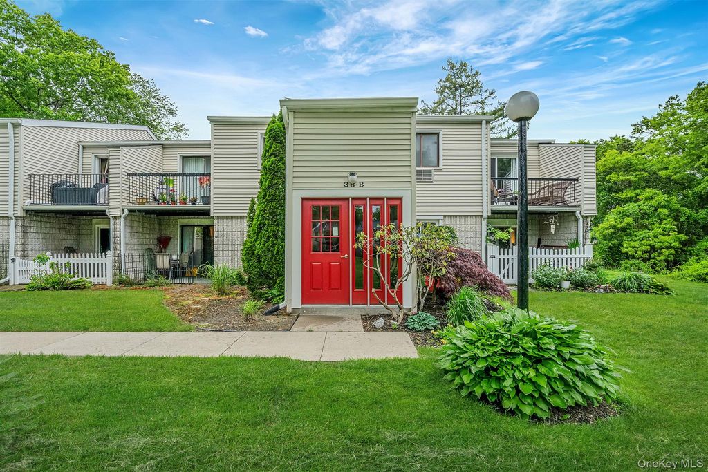 38 Richmond Boulevard 1B, Ronkonkoma, NY 11779