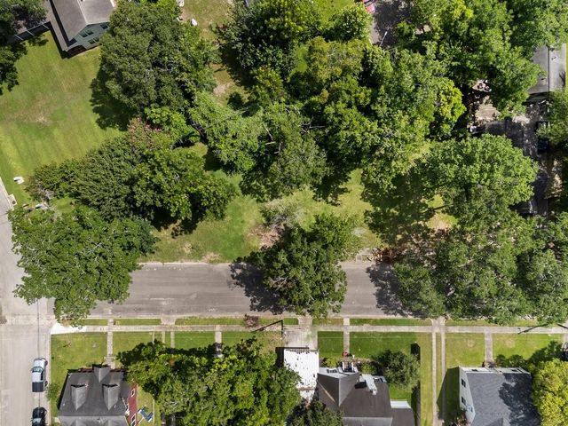 214 W Hunnicutt Street, Baytown, TX 77520