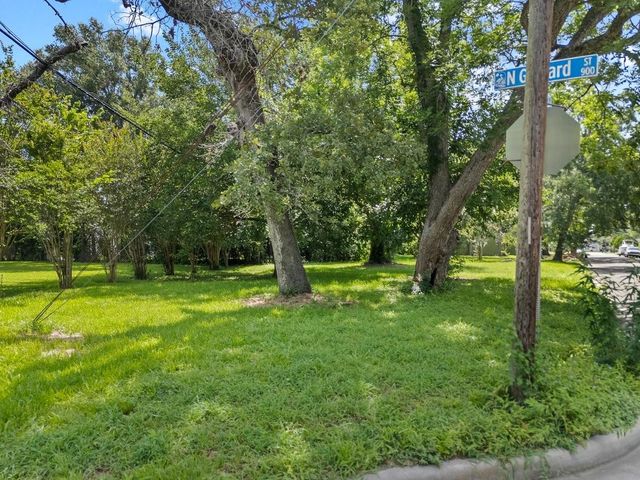 214 W Hunnicutt Street, Baytown, TX 77520