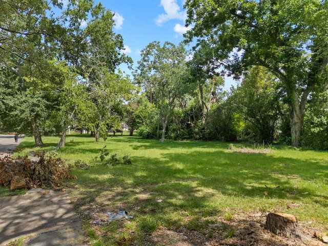 214 W Hunnicutt Street, Baytown, TX 77520