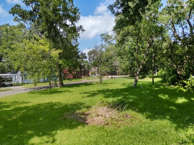 214 W Hunnicutt Street, Baytown, TX 77520