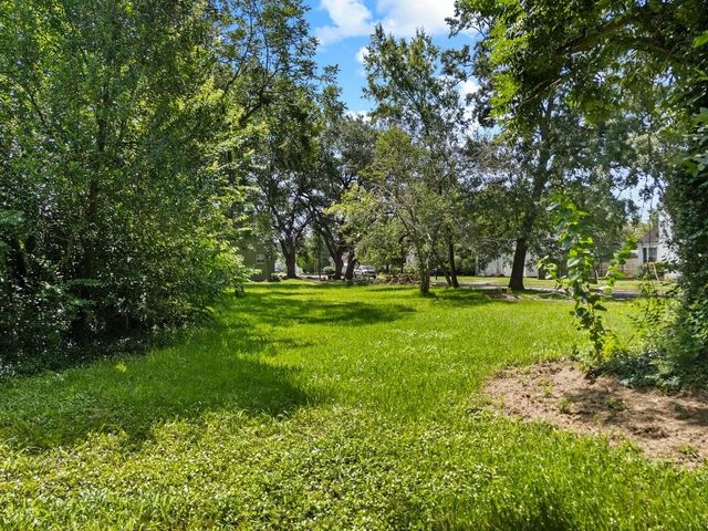 214 W Hunnicutt Street, Baytown, TX 77520