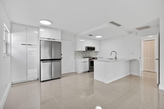 3212 NE 12th Street 204, Pompano Beach, FL 33062
