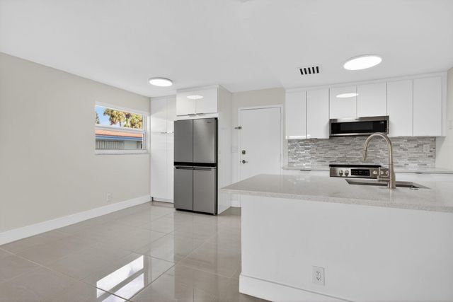 3212 NE 12th Street 204, Pompano Beach, FL 33062