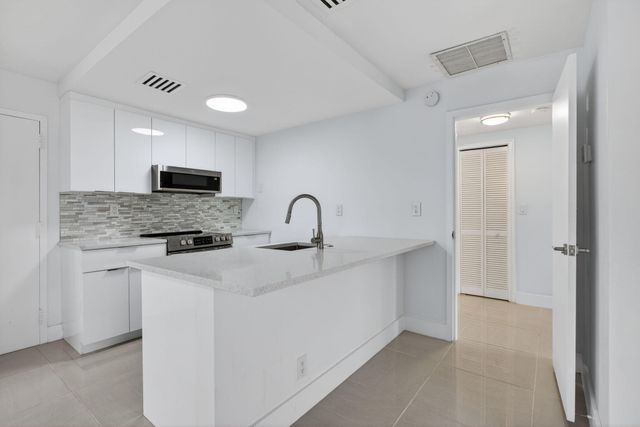 3212 NE 12th Street 204, Pompano Beach, FL 33062